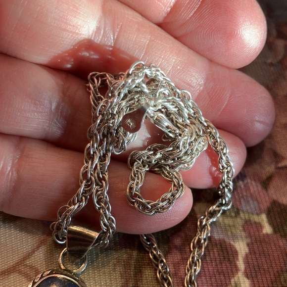 STERLING SILVER PENDANT AND CHAIN
MARKED 925. - Picture 12 of 12